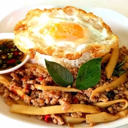 [อร่อยซ่ากับโค้ก] ข้าวหน่อไม้หมูสับไข่ดาว +  โค้ก ออริจินัล (กระป๋อง)