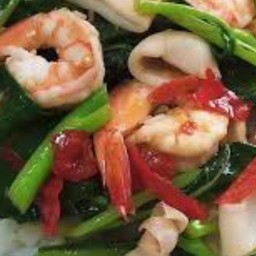 ข้าวราดผัดคะน้าทะเลไข่ดาว