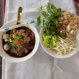 ก๋วยเตี๋ยวเรือเจ๊กุ้งบางกะปิ