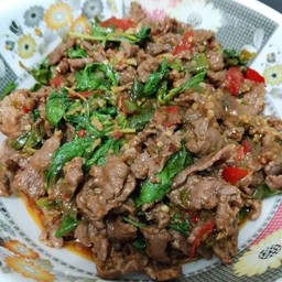 กะเพาเนื้อชิ้น.ราดข้าวสวยร้อนๆๆรสจัดจ้าน