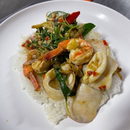 ผัดฉ่าทะเลราดข้าว Stir Fried Seafood With fingerroot on rice