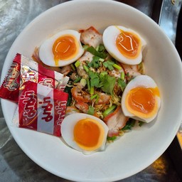 เส้นมาม่า หมูแดง
