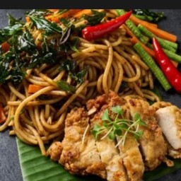 สปาเกตตี้ผัดกระเพราไก่กรอบ