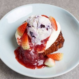 CCSS (crispy croissant strawberry sundae)
