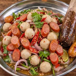 ยำ3สหาย ลูกชิ้น,ไส้กรอกแดง,ไส้หนังกรอบ