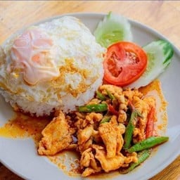 ผัดพริกแกงไก่ราดข้าว