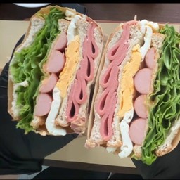 แซนวิช โลโลน่าไก่ ไส้กรอกไก่ ไข่ดาว