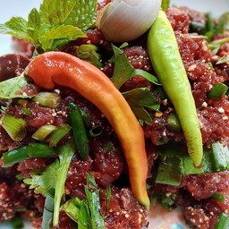 ก้อยเนื้อหั่นขมๆเผ็ดๆรสจัดแบบอีสานใส่เลือดนิดๆ