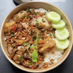 หมูกรอบคั่วพริกเกลือ ราดข้าว