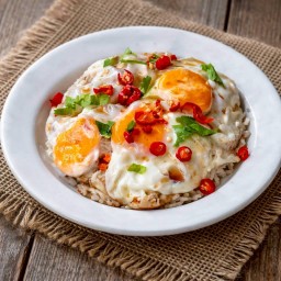 ข้าวไข่ดาวแฝดสามพริกน้ำปลา