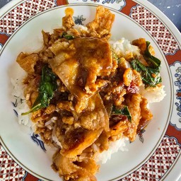 ข้าวราดพริกแกงหมูสามชั้นสไลด์