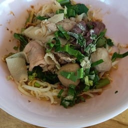 ก๋วยเตี๋ยวป้าจำรัส สาขาในตัวเมืองชัยนาท ติดกับปั็มน้ำมัน
