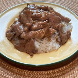 ข้าวหมูชิ้นผัดกระเทียม