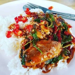 ข้าวผัดกระเพราปลากระป๋อง