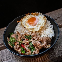 ข้าวผัดกระเพราหมูชิ้น