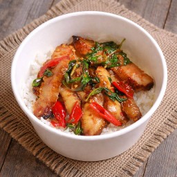 ข้าวกระเพราคอหมูย่าง