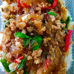 ผัดวุ้นเส้นใส่หมุสับราดข้าวสวยร้อน