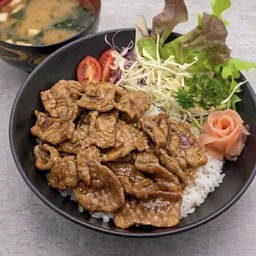 ข้าวหน้าหมูผัดซอสเทริ