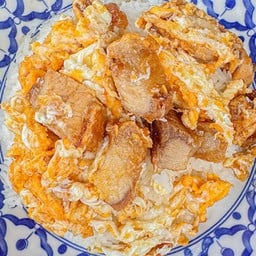 ข้าวหน้าไข่ขยี้หมูกรอบ
