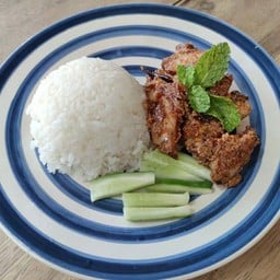 ข้าวหน้าหมูคลุกผงลาบ Pork with laab powder