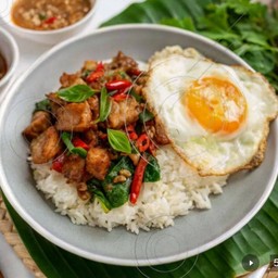 ข้าว กะเพรา หมูกรอบ