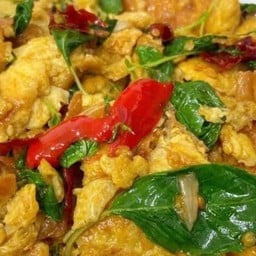 ข้าวราดกะเพาไข่เจียว ไม่ใส่เนื้อสัตว์