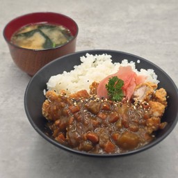 ข้าวหน้าไก่กรอบแกงกะหรี่