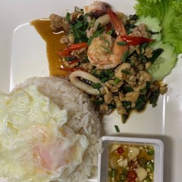 กะเพรา รวมมิตร ราดข้าว