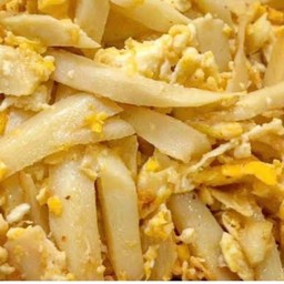 ข้าวราดผัดหน่อไม้ใส่ไข่