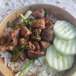 ข้าวกระเพราเครื่องในไก่