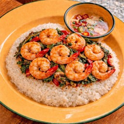 ข้าวกะเพรากุ้ง