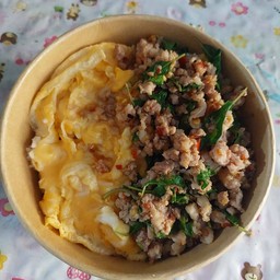 ข้าวกระเพราหมูสับไข่ข้น