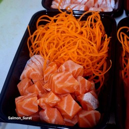 แซลม่อนส่วนท้องหั่นเต๋า