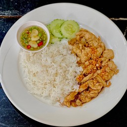 กระเทียมราดข้าว