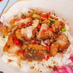 หมูกรอบคั่วพริกเกลือราดข้าว