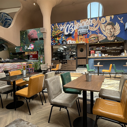 “Upbeat Atmosphere”
-โทนของร้านก็vibrant ให้มีความรู้สึกเจริญอาหาร