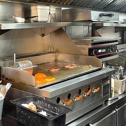 Open-Concept Kitchen ครัวเปิดสะอาดสะอ้าน ใช้butter wheelทาเนยบนขนมปังก่อนกริลล์