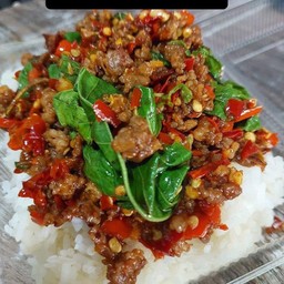 กะเพาเนื้อเสือพริกแห้ง.ราดข้าววสวยร้อนๆๆ