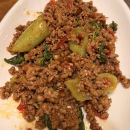กระเพราเนื้อสับ กับข้าว