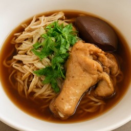 ก๋วยเตี๋ยวไก่ตุ๋น(น่องไก่+เลือดไก่)