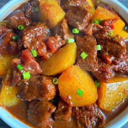 土豆牛腩 เนื้อวัวต้มมันฝรั่ง