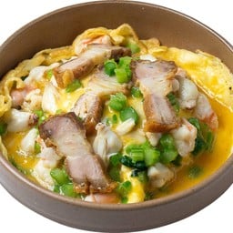 ข้าวไข่ข้นคลาสสิค เนื้อปู+กุ้ง+หมูกรอบ+ก้านคะน้า