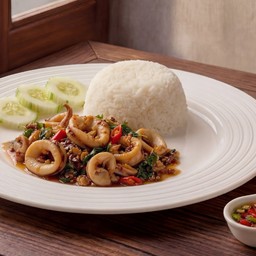 ข้าวกะเพราปลาหมึก+ไข่