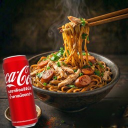 [อร่อยซ่ากับโค้ก] คุณซือรวมมิตรคลุกซอสไก่บดและไก่ฉีกไส้กรอก (เลือกเส้น) +  โค้ก ออริจินัล (กระป๋อง)