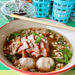 เกาเหลารวมหมูแดงหมูกรอบ