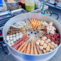 ร้านยำลูกชิ้นนึ่ง (ลูกชิ้นปลาทำเอง) หน้าโรงแรมเลคอิน