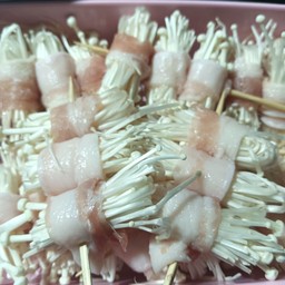 สามชั้นพันเห็ดเข็มทอง