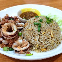 ข้าวผัดกะทะเหล็ก