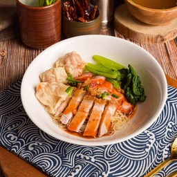 ชายสี่บะหมี่เกี๊ยวหมูแดง หมูกรอบ