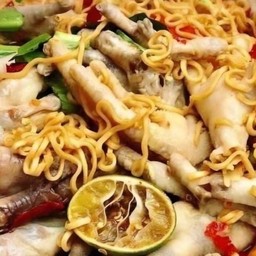 ตำมาม่า ตีนไก่